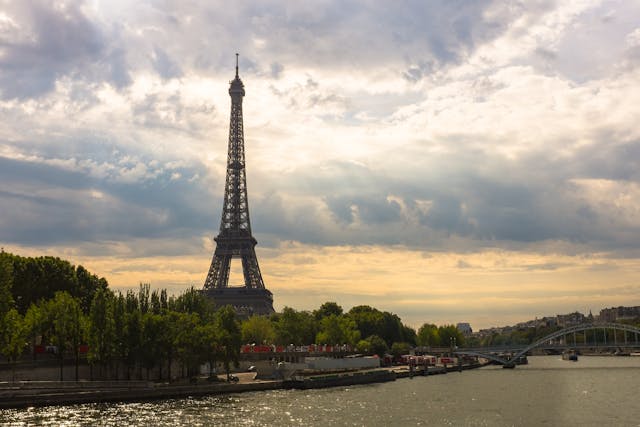Vista de la Torre Eiffel al atardecer sobre el río Sena en París, uno de los destinos europeos más elegidos por los turistas mayores.