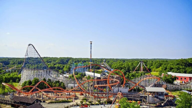 Vista panorámica de Six Flags America con montañas rusas y atracciones icónicas que marcaron más de 50 años de historia.