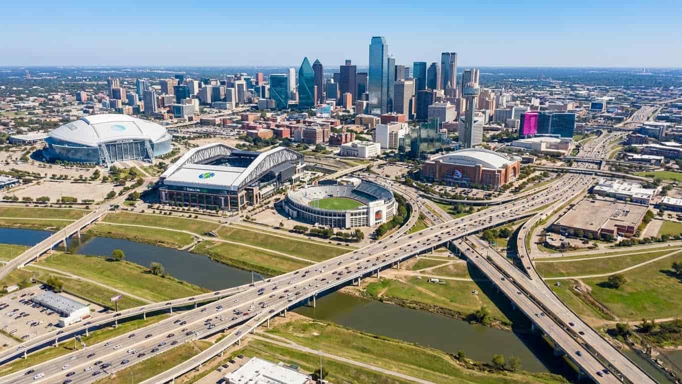 Vista aérea de Dallas con estadios y el skyline de la ciudad, sede del Mundial 2026