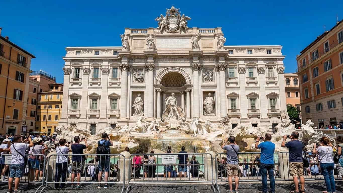 Fontana di Trevi en Roma con turistas y vallas de control ante la futura entrada paga.