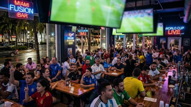 Turistas y fanáticos del fútbol en la playa y en bares deportivos de Miami durante el Mundial 2026