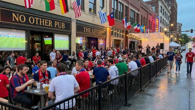 Hinchas viendo partidos del Mundial 2026 en bares y pubs del centro de Kansas City