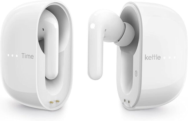 Auriculares traductores inalámbricos blancos con estuche de carga, ideales para viajar y traducir idiomas en tiempo real.