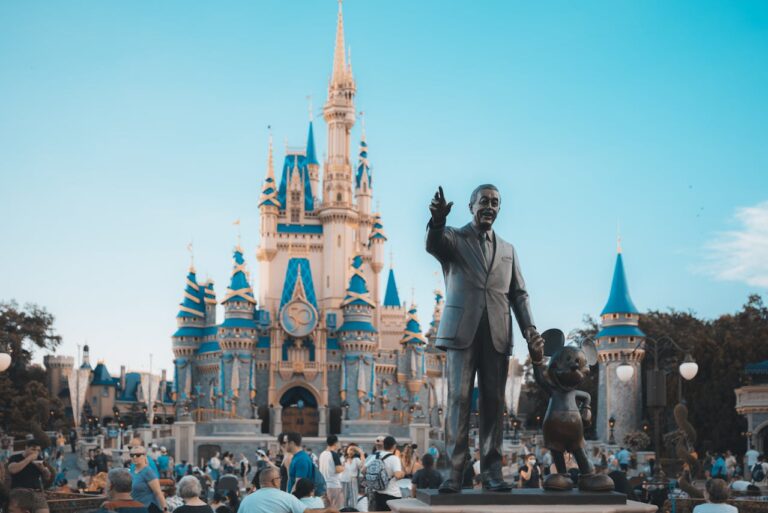Castillo de Cenicienta y estatua de Walt Disney en Magic Kingdom, Disney World Orlando
