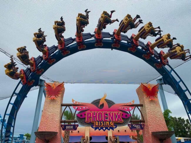 Phoenix Rising en Busch Gardens Tampa Bay, montaña rusa invertida con pasajeros suspendidos en pleno recorrido