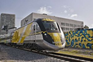 Tren Brightline en Miami que conecta con Orlando, opci&oacute;n r&aacute;pida y c&oacute;moda para viajar por Florida