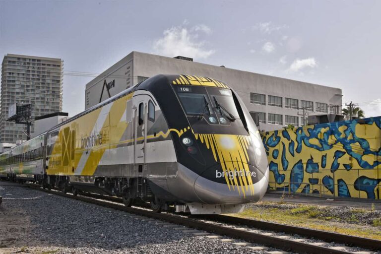 Tren Brightline en Miami que conecta con Orlando, opción rápida y cómoda para viajar por Florida