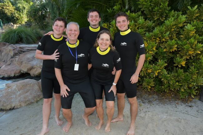 Familia disfrutando Discovery Cove en Orlando