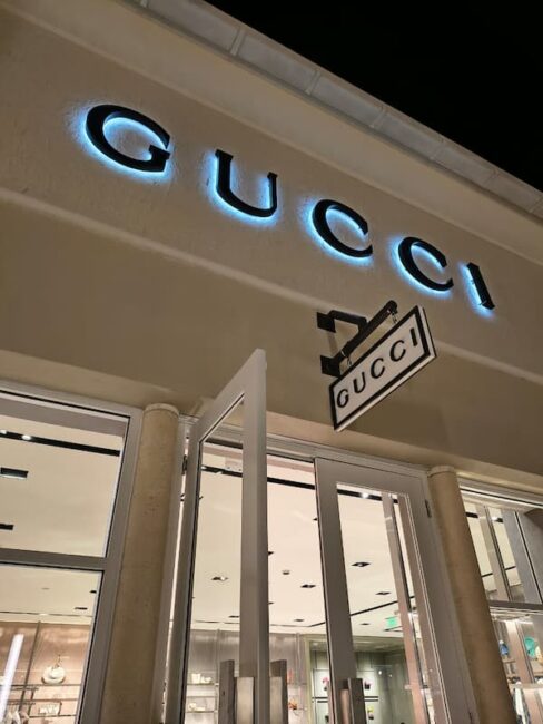 Gucci es una de las marcas destacadas en Vineland Outlet