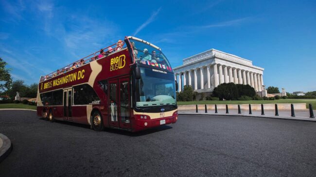 Big Bus Washington DC recorriendo el National Mall frente al Lincoln Memorial durante el invierno