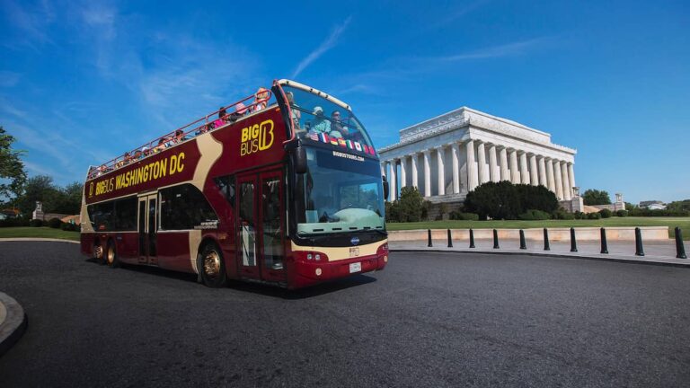 Big Bus Washington DC recorriendo el National Mall frente al Lincoln Memorial durante el invierno