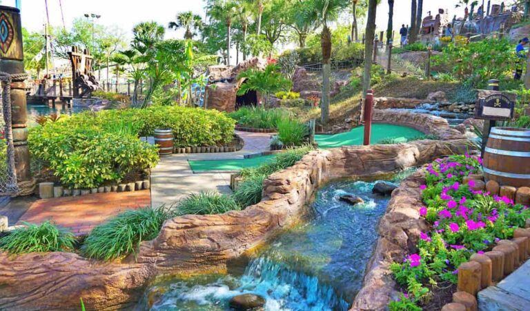Recorrido diurno de Pirate&rsquo;s Island Golf en Orlando con cascadas, vegetaci&oacute;n tropical y tem&aacute;tica pirata