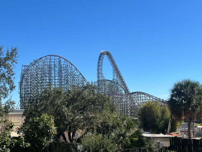 Montañas rusas de Busch Gardens Tampa Bay con estructuras de madera y acero bajo cielo despejado