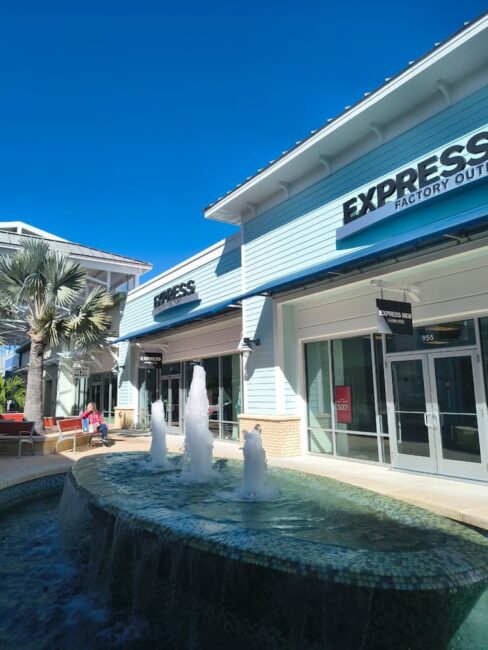 Paseo de compras entre palmeras: así es recorrer Tampa Premium Outlets en 2026 2