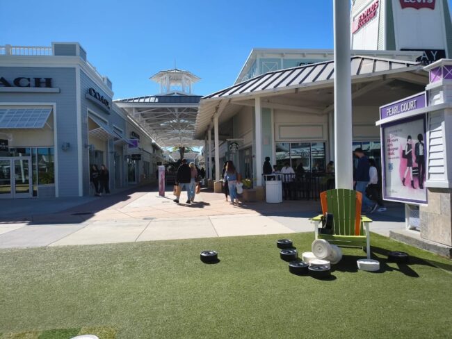 Carteles de promociones reales: hasta 70 % en tiendas como Adidas y Levi's