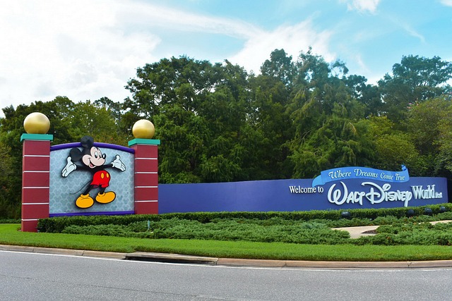 Moverse en Walt Disney World Orlando Entrada a Walt Disney World en Orlando, destino al que muchos visitantes llegan en auto de alquiler