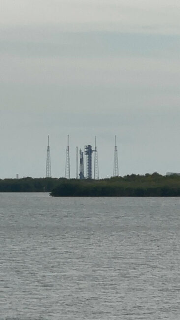 Plataforma de lanzamiento del Kennedy Space Center vista a la distancia desde la laguna en Orlando