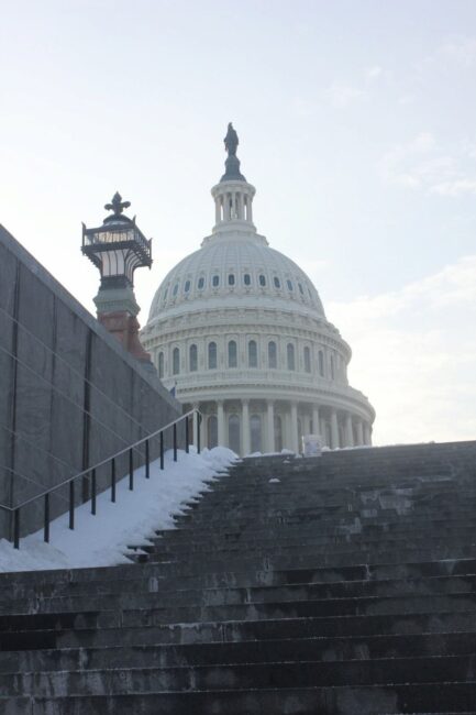 Capitolio de Estados Unidos cubierto de nieve en Washington DC durante una jornada invernal