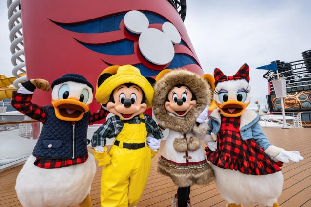 Personajes de Disney en un crucero de Disney Cruise Line durante el anuncio de la temporada verano 2027 con itinerarios por Europa, Caribe y Asia.