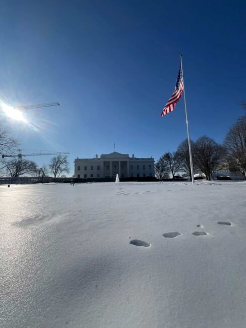 La Casa Blanca cubierta de nieve en Washington DC durante una mañana de invierno con cielo despejado