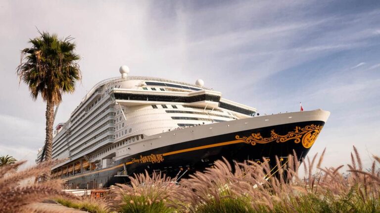 Crucero Disney Adventure de Disney Cruise Line durante la presentaci&oacute;n de la temporada verano 2027 con itinerarios por Europa, Caribe y Asia.
