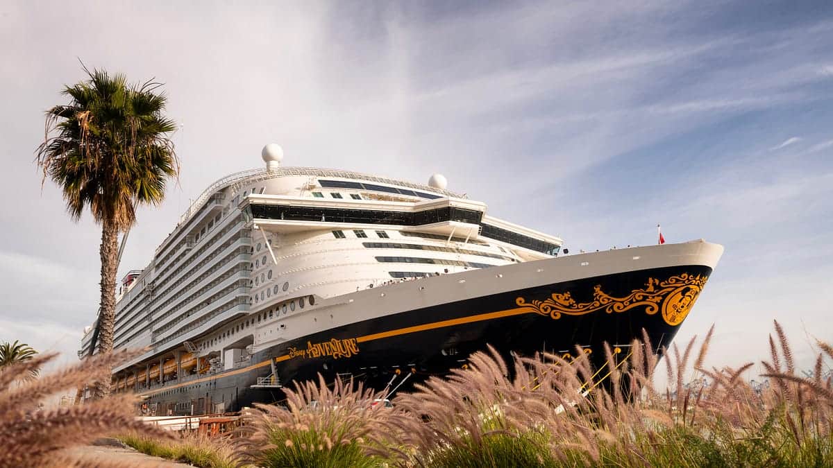 Crucero Disney Adventure de Disney Cruise Line durante la presentación de la temporada verano 2027 con itinerarios por Europa, Caribe y Asia.