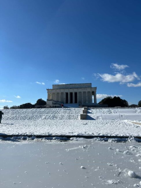 Lincoln Memorial cubierto de nieve con el Reflecting Pool congelado en Washington DC durante el invierno