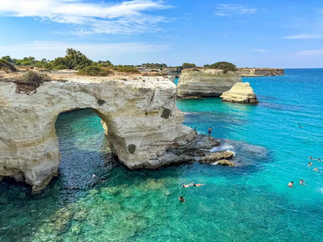 Arco de los Enamorados Italia antes del derrumbe Arco de los Enamorados en la costa de Italia antes de su derrumbe en San Valentín.