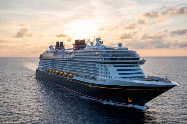 Barco de Disney Cruise Line navegando durante la temporada verano 2027 con itinerarios por Europa, el Caribe y Asia.