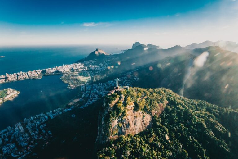 Cristo Redentor sobre el cerro del Corcovado con vista panor&aacute;mica de R&iacute;o de Janeiro, una de las siete maravillas del mundo moderno