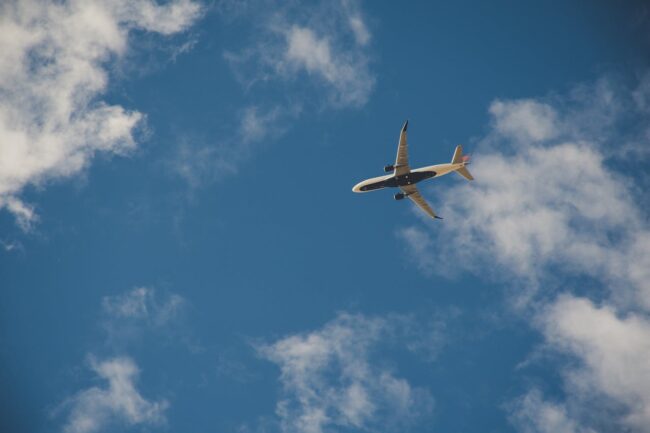 Avi&oacute;n en vuelo durante el paro general del 19 de febrero que podr&iacute;a afectar operaciones a&eacute;reas.