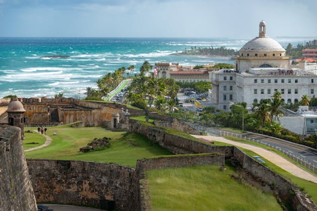 Vista del Viejo San Juan en Puerto Rico, uno de los destinos internacionales más accesibles para viajar barato desde Texas en 2026.