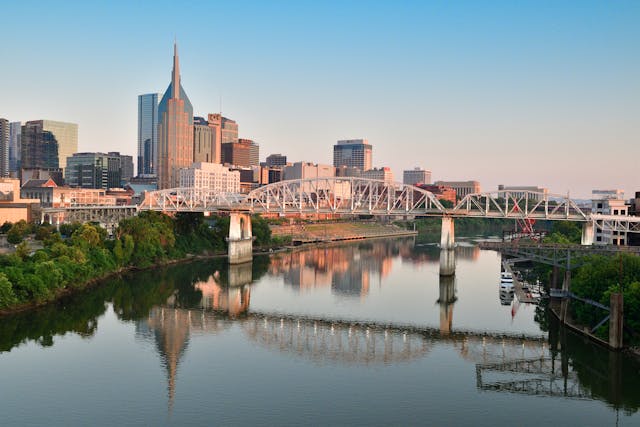 Skyline de Nashville con el río Cumberland, una de las ciudades más económicas para vacaciones en USA.