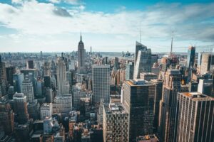 Vista panor&aacute;mica de Manhattan con el Empire State, imagen representativa del costo de viajar a Nueva York desde M&eacute;xico en 2026.