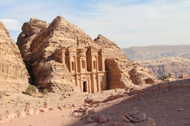El Tesoro de Petra tallado en la roca en Jordania, una de las siete maravillas del mundo moderno
