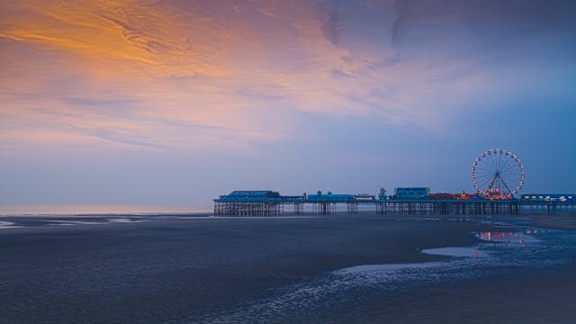Muelle y playa al atardecer, uno de los destinos baratos para viajar desde Texas en 2026.