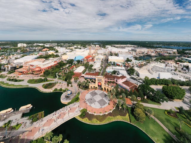 Vista aérea de Orlando con parques temáticos, una de las ciudades más económicas para vacaciones en USA.