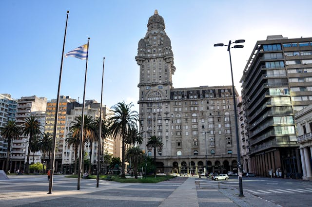 Centro de Montevideo con el Palacio Salvo, una escapada urbana ideal para viajar en Semana Santa 2026