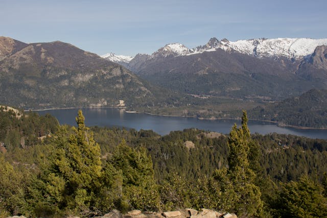 Paisaje de Bariloche con el lago Nahuel Huapi, un destino ideal para una escapada en Semana Santa 2026