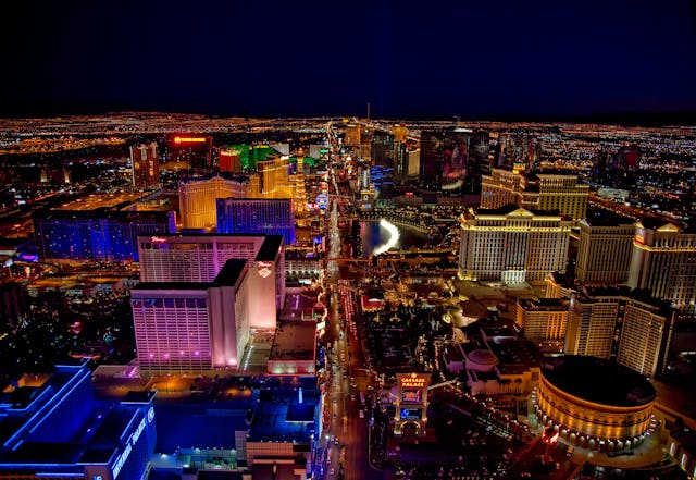 Vista nocturna del Strip de Las Vegas, uno de los destinos más populares y accesibles para viajar barato desde Texas en 2026.