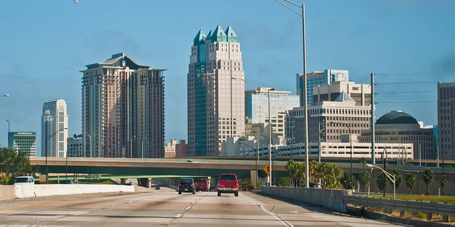 Autopista en Orlando con vista al skyline, ciudad donde muchos turistas alquilan auto para moverse