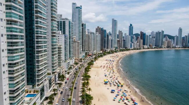 Playa de Balneario Camboriú con rascacielos frente al mar en el sur de Brasil