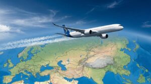 Avi&oacute;n volando sobre un mapa entre Europa y Asia representando rutas a&eacute;reas internacionales