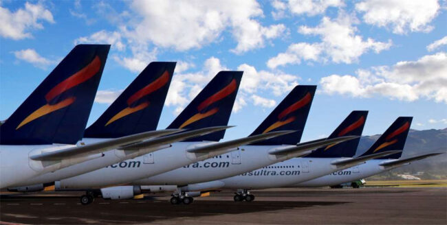 Flota de aviones de Plus Ultra en pista, aerolínea que opera la ruta Buenos Aires Madrid