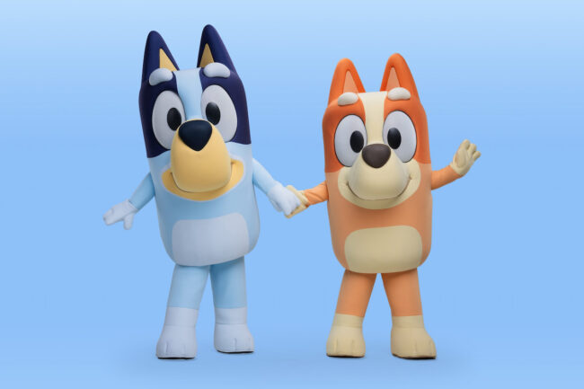 Bluey y Bingo, personajes de la serie infantil Bluey, participan en experiencias familiares en Walt Disney World