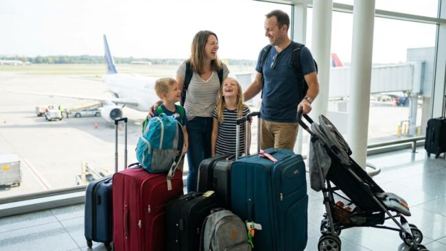 Familia viajando en avión durante Semana Santa 2027 con valijas en el aeropuerto lista para sus vacaciones