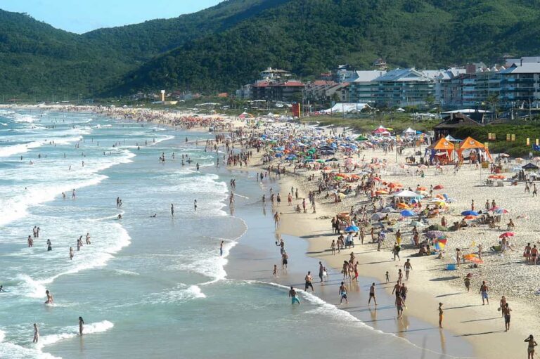 Playa de Canasvieiras en Florian&oacute;polis con mar calmo y hoteles frente al mar ideales para familias en 2026