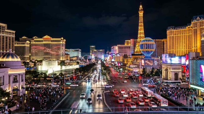 Vista nocturna del Strip de Las Vegas con hoteles y casinos iluminados
