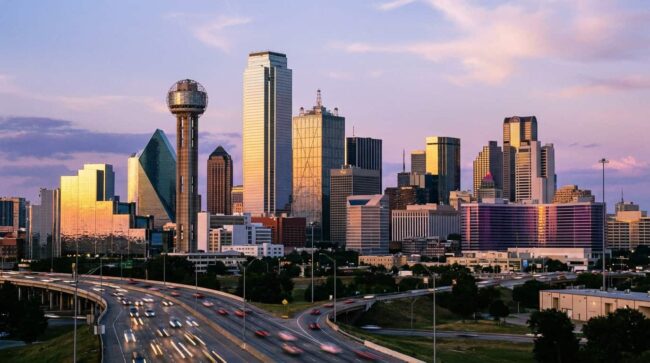 Skyline de Dallas con la Reunion Tower y autopistas al atardecer Skyline de Dallas al atardecer con la Reunion Tower y autopistas