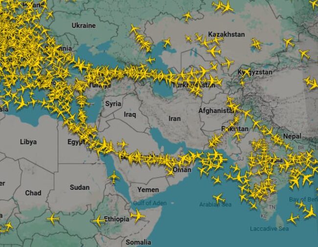 Mapa de tráfico aéreo mostrando desvíos de vuelos entre Europa y Asia debido a conflictos en Medio Oriente